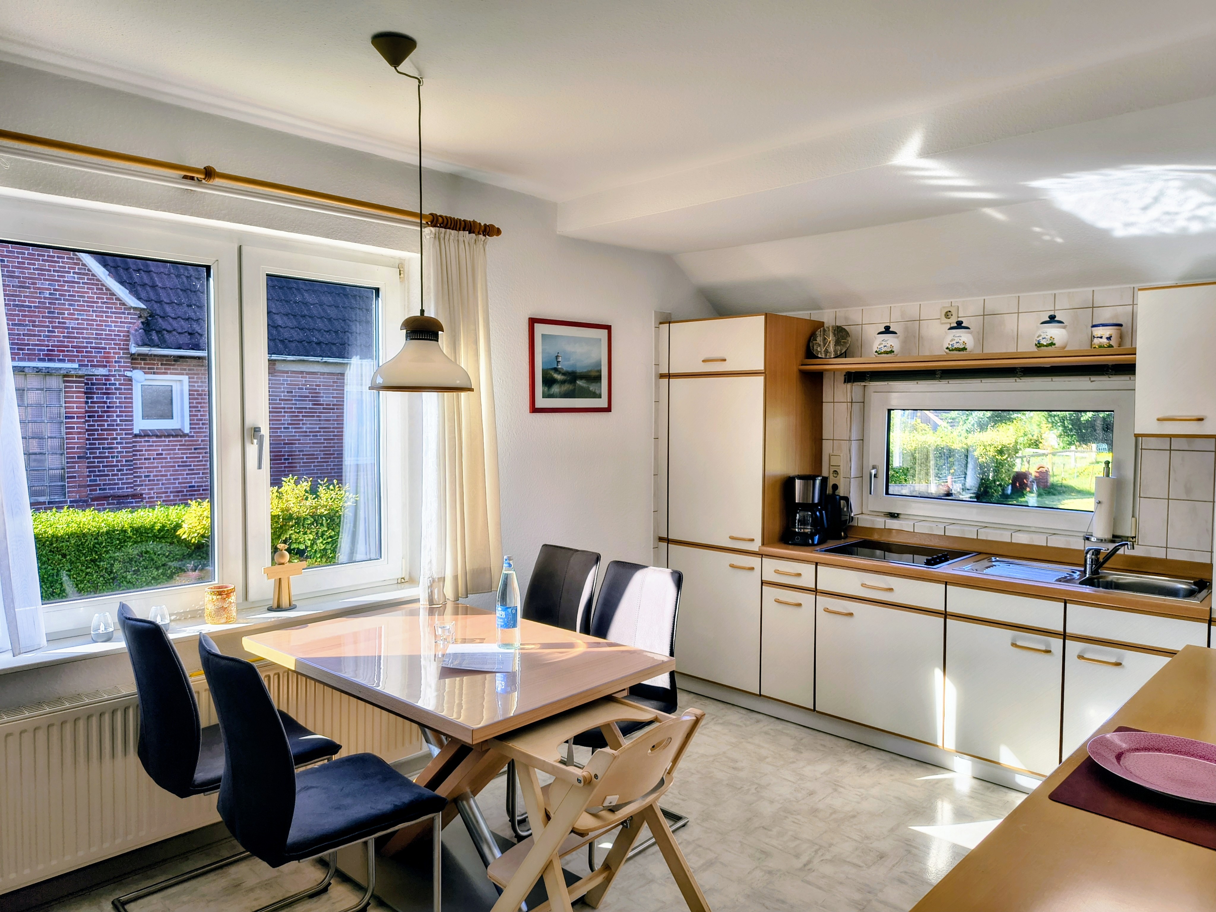 Große Küche mit Esstisch