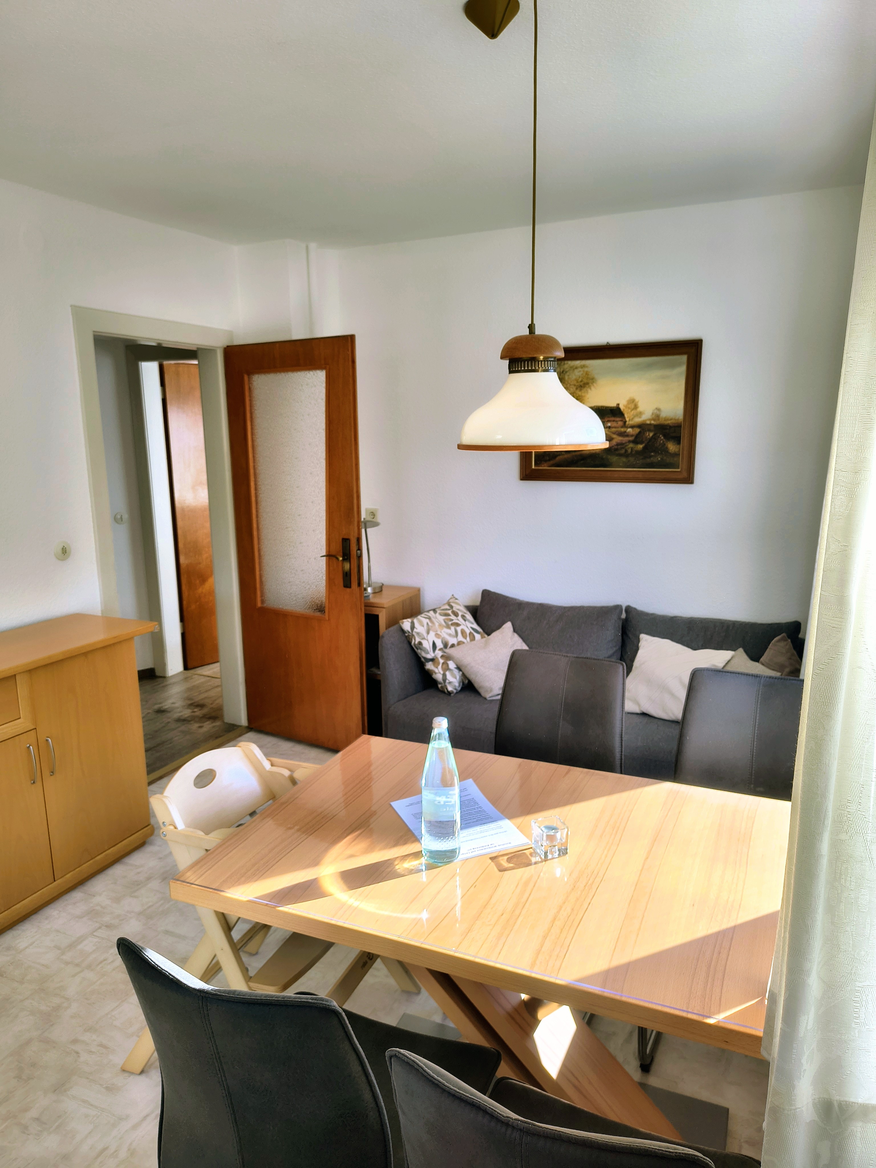 Wohnbereich mit Sofa und Esstisch